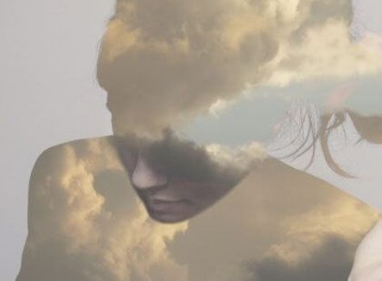 naisen vartalo on tehty pilvistä