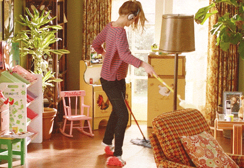 nainen siivoaa kotiaan