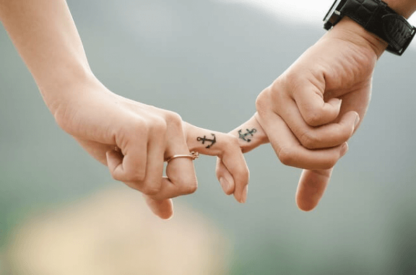 pariskunnan tatuoidut sormet
