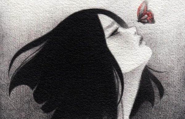 tyttö katselee perhosta