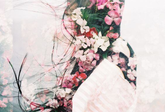 naisen hiuksissa on kukkia