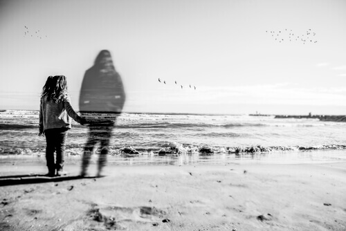 tyttö ja haamu rannalla