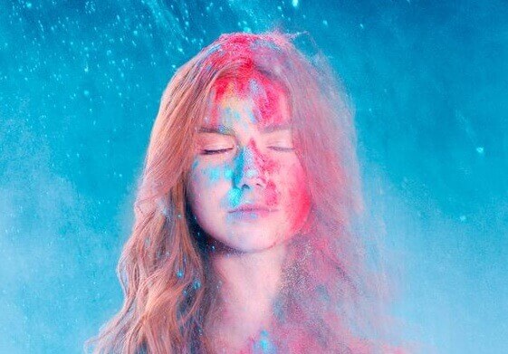 Värejä sataa tytön päälle