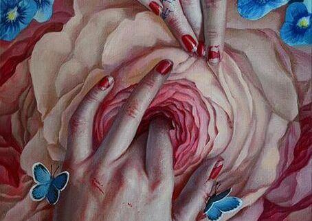 nainen koskettelee kukkaansa