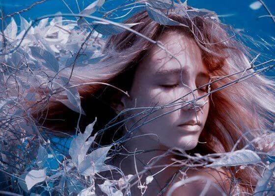 tyttö jäänyt kiinni piikkilankaan