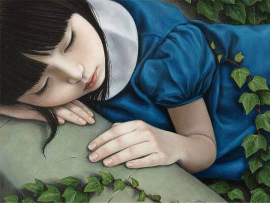 pieni tyttö lepää kivellä