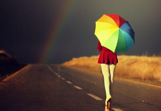 värikäs sateenvarjo ja sateenkaari