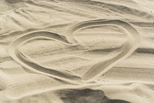 sydän piirrettynä hiekkaan