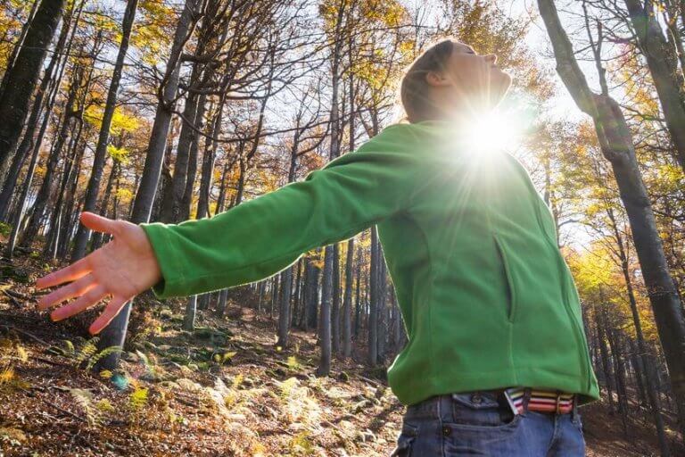Metsäilmaa hengittävä ihminen