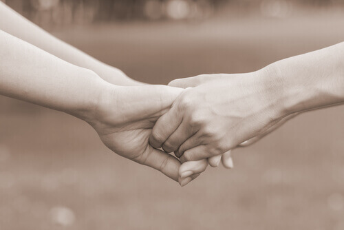 kädet yhdessä