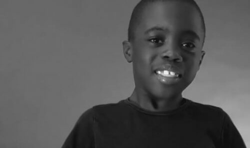 lapsi puhuu opettajalleen