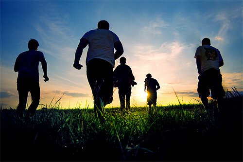 Ystävät juoksevat niityllä