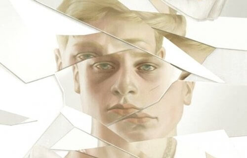 rikkinäinen peili ja mies