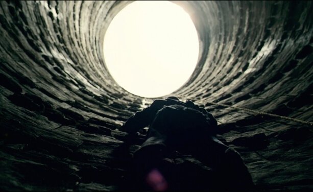 Kaivosta kiipeävä mies