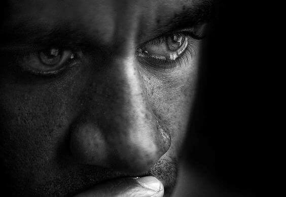 mies haluaa sanoa en itke