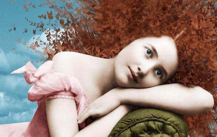 punatukkainen nainen sohvalla