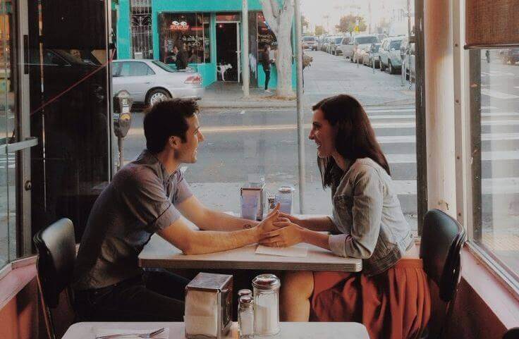 mies ja nainen kahvilassa