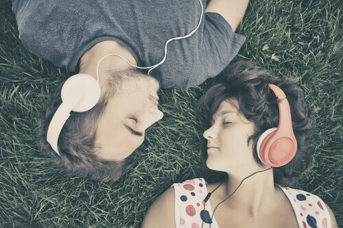 poika ja tyttö kuuntelevat musiikkia sillä se parantaa muistia