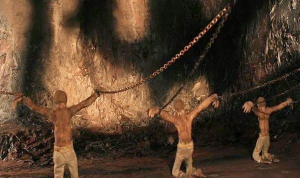 Ihmiset-kahleissa-luolassa