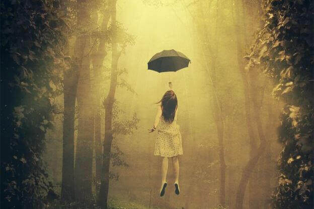 nainen lentää sateenvarjolla