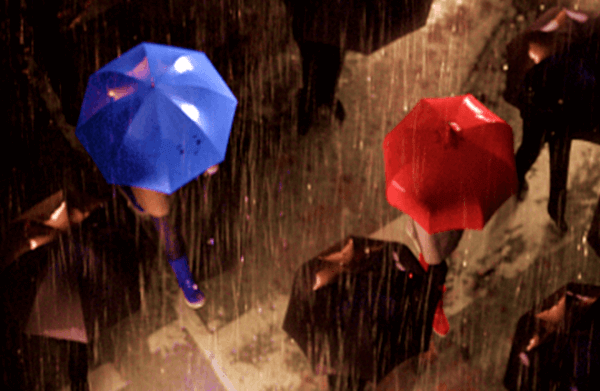 sininen sateenvarjo ja punainen sateenvarjo