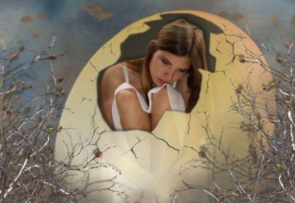 nainen kuoriutumattoman munan sisällä