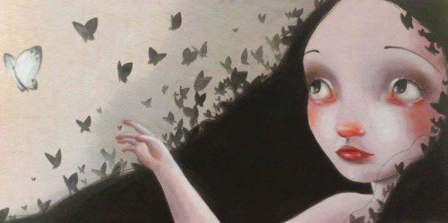 Tyttö katselee perhosia