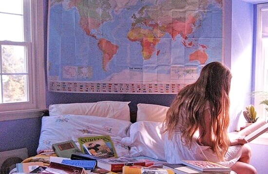 Tyttö ja maailman kartta