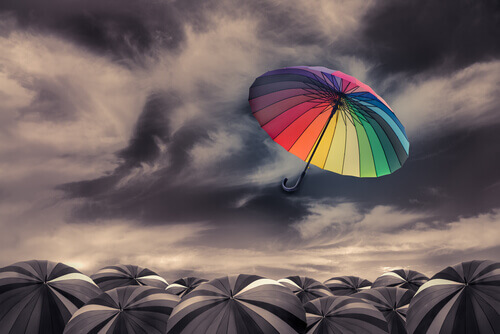 yksi värikäs sateenvarjo