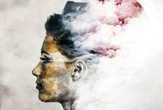 naisen pää on pilvi