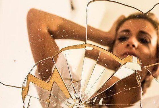 nainen ja rikkoutunut peili