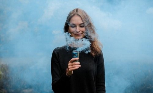 nainen hengittää savua