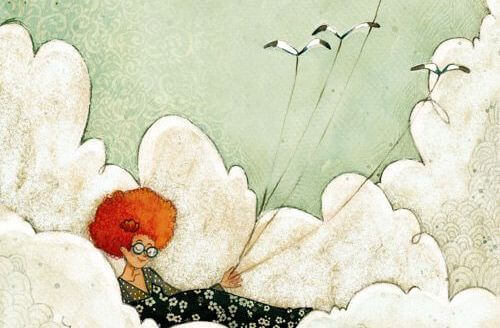 nainen makaa pilvien päällä ja lennättää lintuja