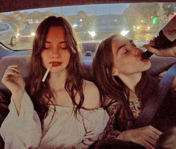 tytöt juovat ja tupakoivat