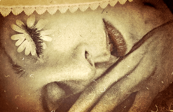 naisen silmässä on kukka