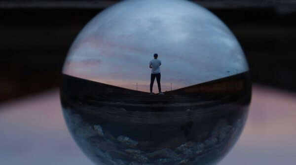 mies heijastuu palloon