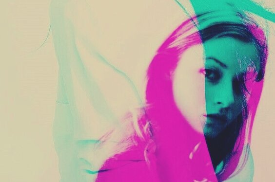 nainen eri väreissä