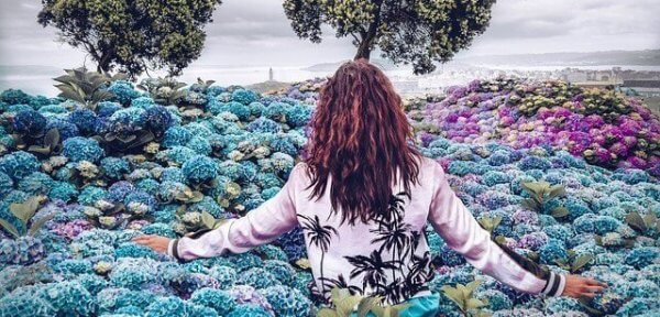 nainen kukkapellossa