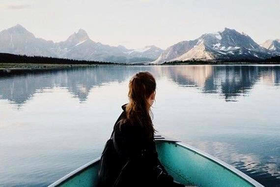 nainen upeissa maisemissa