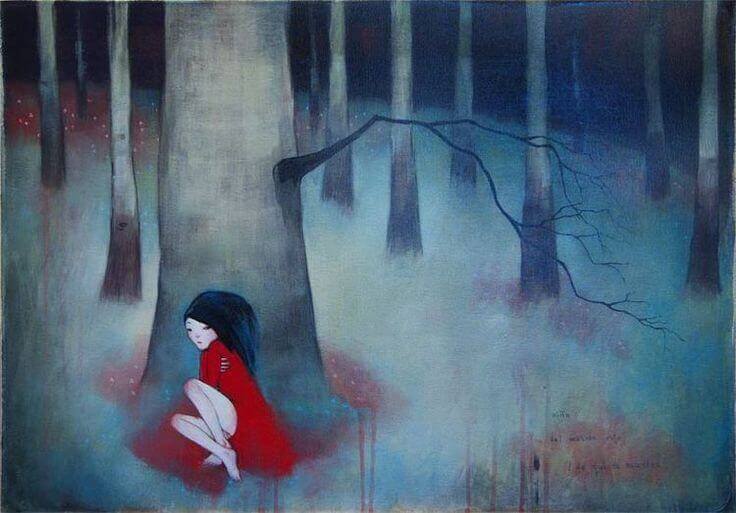 nainen yksin metsässä