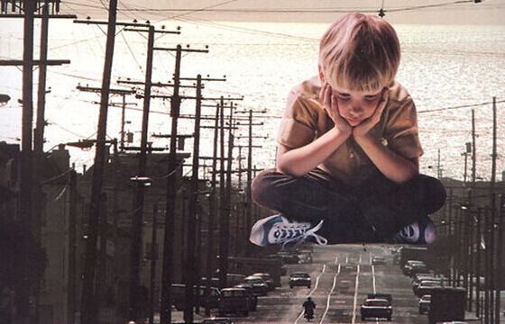 jättiläispoika leijuu kadun yläpuolella