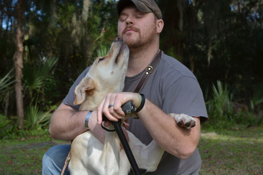 mies koiransa kanssa