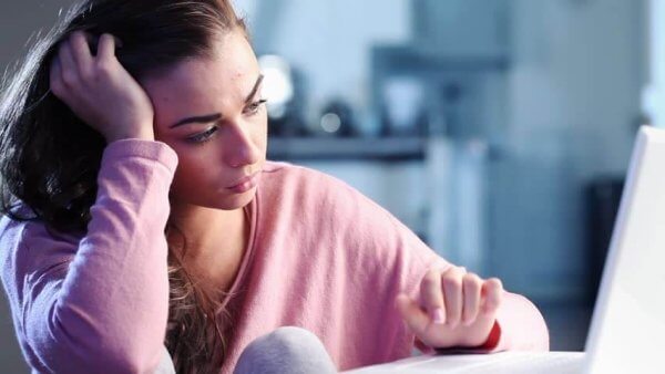 tyttö tietokoneen edessä