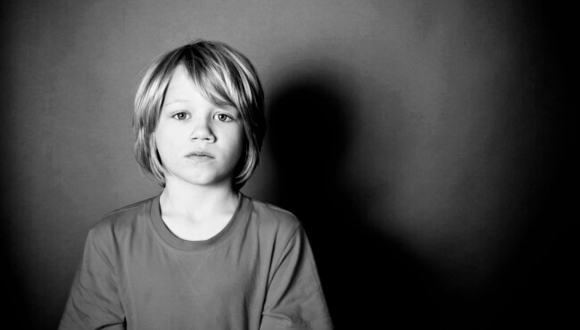 surullisen näköinen poika