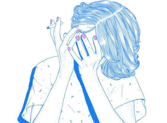 nainen tupakoi ja peittää kasvonsa