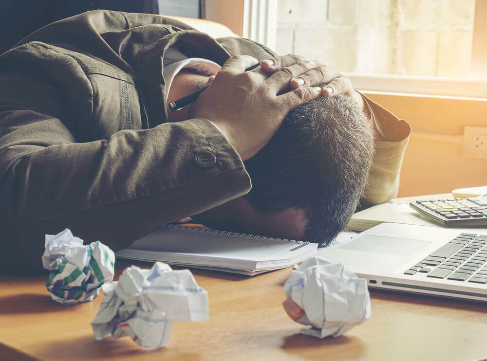 epätoivoinen tai stressaantunut mies