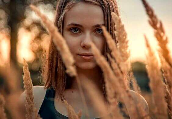 tyttö viljapellossa