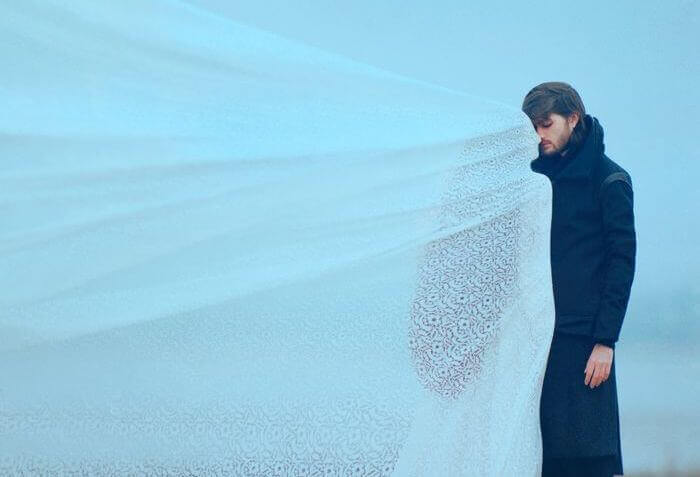 nainen hunnun sisässä ei pääse käsiksi mieheen