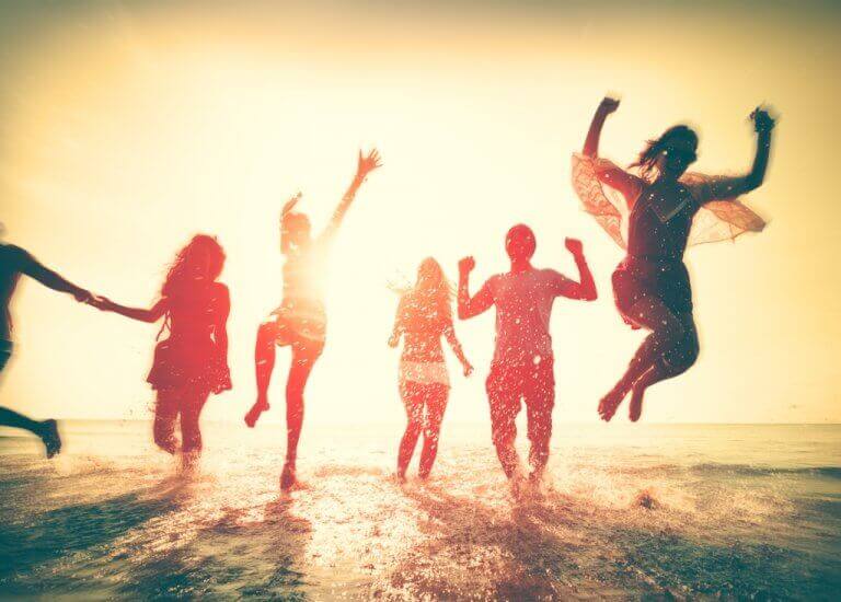 iloiset nuoret rannalla