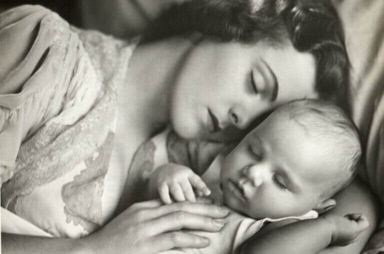 vauva ja äiti nukkuvat